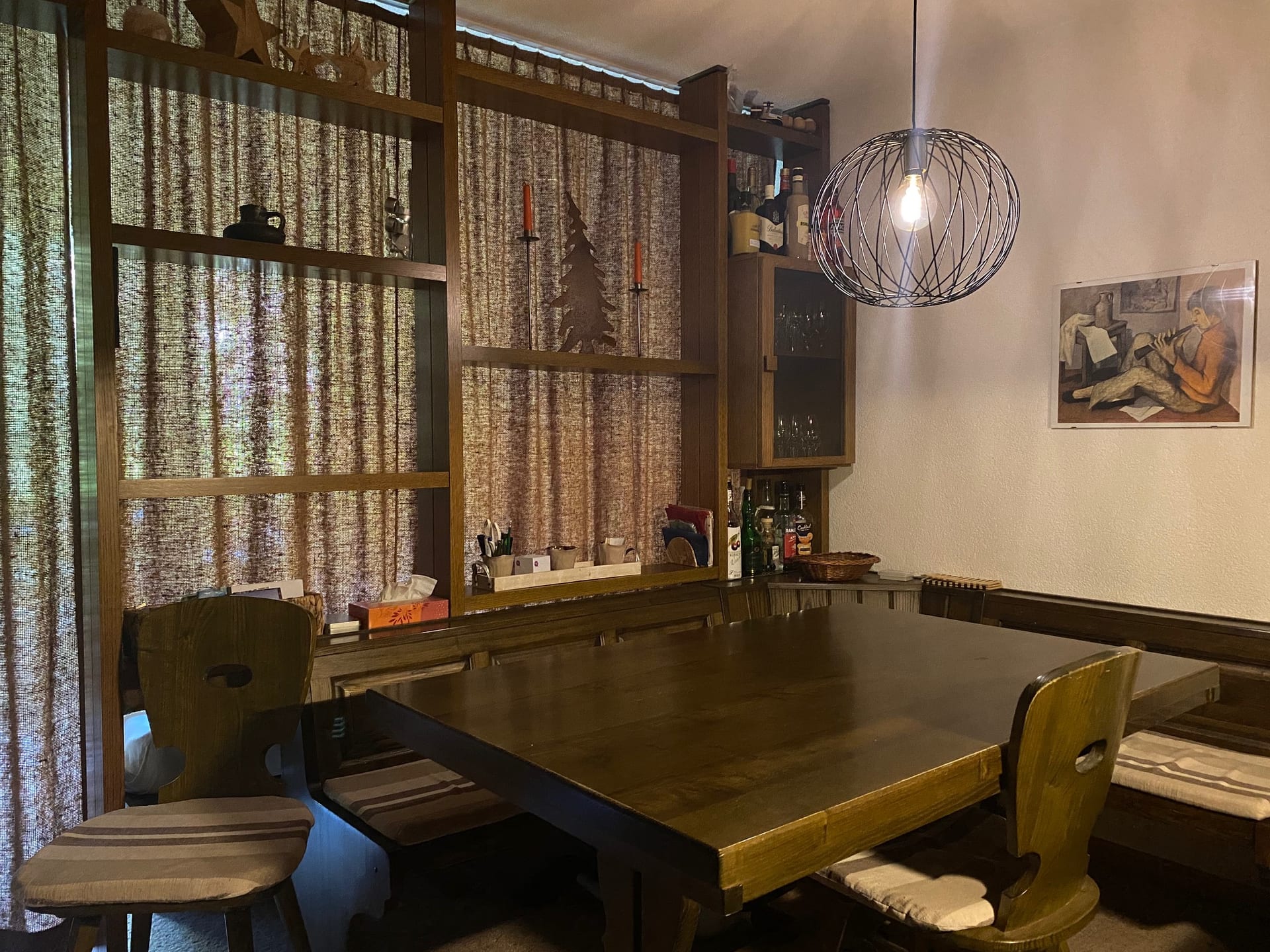 Esstisch mit Eckbank und Lampe mit Philips Hue