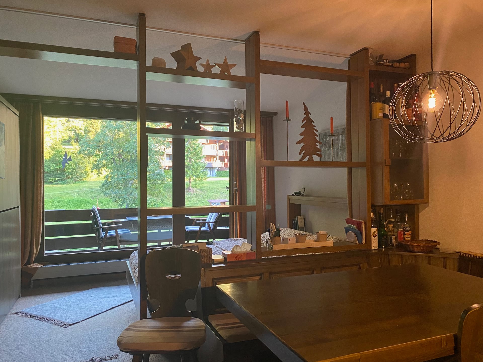 Blick durch das Studio Richtung Balkon