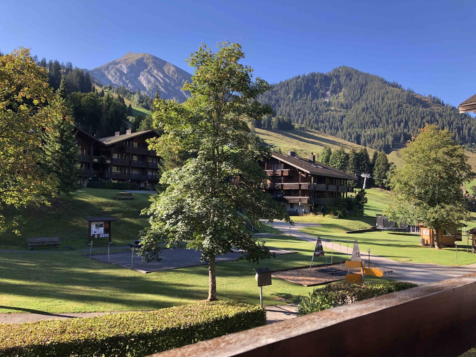 Ausblick auf Wiriehorn (links) und Hohmad (rechts) vom Balkon